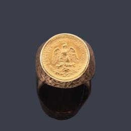 Lote 2306: Anillo tipo sello con moneda de oro realizado en montura de oro amarillo de 18K.
