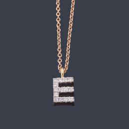Lote 2310: Colgante letra 'E' con brillantes en montura y cadena de oro rosa de 18K.