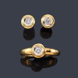 Lote 2332: Conjunto de pendientes y anillo con brillantes engastados en doble chatón.