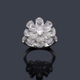 Lote 2337
Anillo con diseño de flor y diamantes talla brillante y perilla facetada de aprox. 6,74 ct en total.