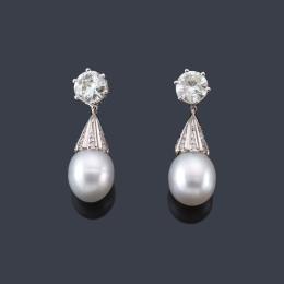 Lote 2357
Pendientes largos con pareja de perlas australianas de aprox. 12,50 mm y dos brillantes de aprox. 4,15 ct en total.