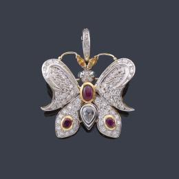 Lote 2371
Colgante-broche en forma de mariposa con cuajado de brillantes de aprox. 3,59 ct en total, con tres rubíes.