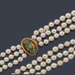 Lote 2391: Collar con tres hilos de perlas de aprox. 7,00 - 8,00 mm con cierre de turquesa talla cabujón sobre montura de oro amarillo de 18K.