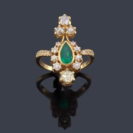 Lote 2428: Anillo lanzadera con esmeralda talla perilla de aprox. 0,70 ct con diamantes talla antigua de aprox. 1,70 ct en total.