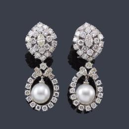 Lote 2452
Pendientes largos con pareja de perlas australianas de aprox. 10,87 - 11,18 mm y diamantes talla brillante y marquís de aprox. 6,82 ct en total.