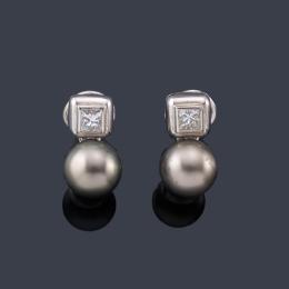 Lote 2483: Pendientes cortos 'Tu y yo' con pareja de perlas de Tahití de aprox. 9,92 - 9,85 mm con dos diamantes talla princesa de aprox. 0,70 ct en total.
