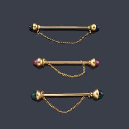 Lote 2509: Tres alfileres de corbata en oro amarillo de 18 K con cabujones de rubíes, zafiros y esmeraldas sintéticas.
