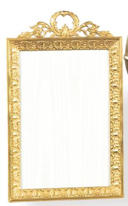 Lote 1000: Portaretratos rectangular de mesa en bronce dorado, estilo Luís XVI, Francia S. XIX.