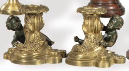 Lote 1002
Pareja de candeleros de bronce dorado y patinado, Francia S. XIX.