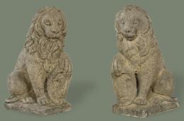 Lote 1006: Pareja de leones sentados de arenisca para jardín.