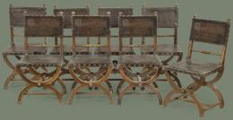 Lote 1008: EE01807 a EE01814 Conjunto de 8 sillas alfonsinas siguiendo a los modelos de sillas de cadera de principios del S. XVI en madera de nogal tallado, con respaldos y asientos de cuero repujado. España, principios S. XX
