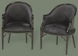 Lote 1020: Pareja de butacas estilo Chippendale en madera imitando bambú pintada de negro y asiento y respaldo tapizado.
S. XX