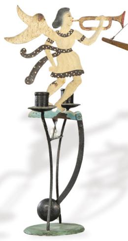 Lote 1022: Tentieso candelabro con angel trompetero en hierro pintado