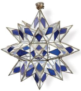 Lote 1033
Lámpara de techo en forma de estrella en cristal opalino y azul emplomado. S. XX
No conserva la puerta.