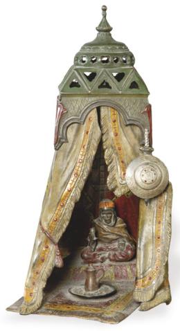 Lote 1037: Franz Xavier Bergmann (Austria 1.861-1.936)
Lámpara de mesa en forma de jaima con árabe tomando el te en bronce policromado, firmada