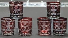 Lote 1054: Seis vasos de cristal de Bohemia rojo rubí