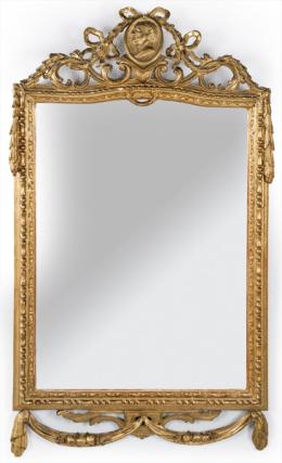 Lote 1068: Espejo de madera tallada y dorada, sueco, siglo XVIII