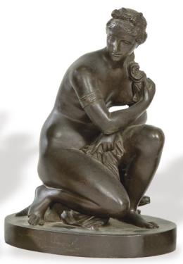 Lote 1083: "Afrodita Agachada con Tortuga" en bronce patinado S. XIX.
Siguiendo el modelo de Doidalses de Bitinia del que se hicieron muchas copias y reinterpretaciones.