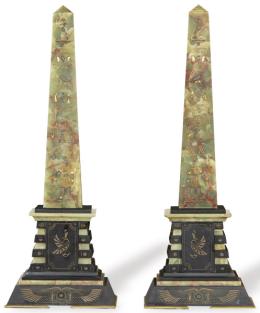 Lote 1100: Pareja de obeliscos Art Deco de onix verde, mármol negro belga y latón, Francia h. 1930.