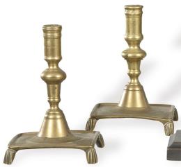 Lote 1102: Pareja de candeleros de bronce dorado, España S. XVII.