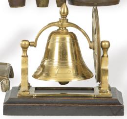 Lote 1103
Pequeña campana de barco en bronce pp. S. XX.
Montada en peana de madera.