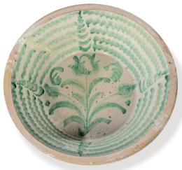 Lote 1106: Lebrillo en cerámica esmaltada verde de fajalauza con decoración de flor en el asiento y arquillos en el alero. 
Granada, S. XX