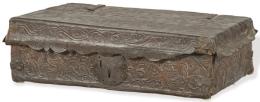 Lote 1109
Petaca de viaje de cuero con estructura interior de madera de cedro y herrajes hierro forjado, Virreinato del Perú, S. XVII-XVIII.