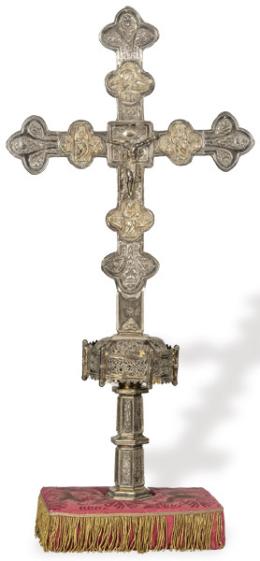 Lote 1137: Cruz procesional de plata española en su color y parcialmente sobredorada h. 1700.