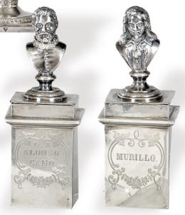 Lote 1181
Pareja de tabaqueras de plata española pp. S. XX.
Con los bustos de Alonso Cano y Murillo