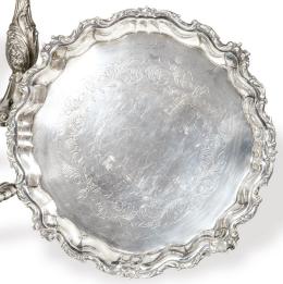 Lote 1197
Salvilla de plata española punzonada 1ª Ley.
Borde cincelado con roleos vegetales y asiento grabado con friso de hojas.