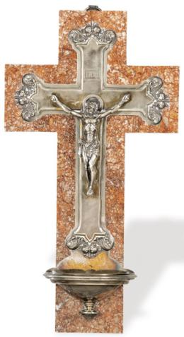 Lote 1203
Pila de agua bendita en plata en forma de cruz con Cristo crucificado, Francia ff. S. XIX pp. S. XX.