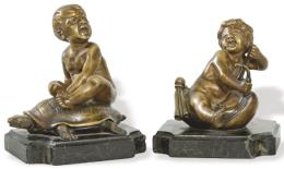 Lote 1212
Antoine Bofill Francia act.1895-1925
"Dos Amorcillos"
Pareja de esculturas en bronce , uno sentado sobre una tortuga y el otro sobre una gaita.