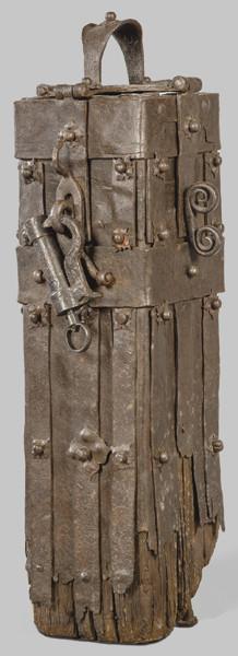 Lote 1230: Caja de ofertorio en madera y hierro, Alemania S. XVII.