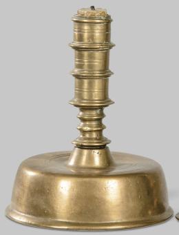 Lote 1236: Candelero de bronce España S. XVI.
