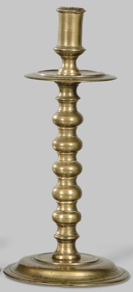 Lote 1237: Candelero de bronce barroco, España S. XVII.