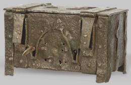 Lote 1238
Caja de caudales de hierro con doble cerradura, España S. XV.