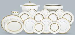 Lote 1257: Vajilla en porcelana esmaltada en blanco y decoración dorada de Vista Alegre modelo Domo Gold. Total de piezas: 66