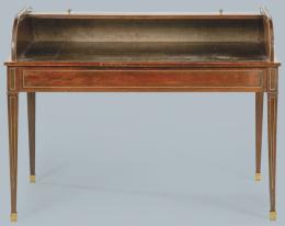 Lote 1258: Bureau directorio en madera de caoba, con tapa de persiana que al abrirse descubre un escritorio interno con tapa de cuero negro gofrado. Sobre patas de estípite con monturas de bronce
