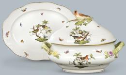 Lote 1263: Sopera con fuente de porcelana de Herend, modelo Rothschild. Con decoración de pájaros y mariposas, con la tapa rematada por un pájaro moldeado en porcelana.
Hungría, marcada y numerada en el reverso.