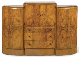 Lote 1279: Mueble bar art decó en madera de nogal y raíz de nogal, con una puerta abatible que revela en su interior un compartimento a modo de bar con espejos. Inglaterra, años 30