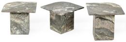Lote 1303: Conjunto de tres mesas auxiliares en mármol sobre pedestales cuadrangulares. Años 70