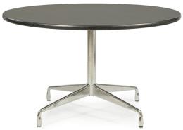 Lote 1342: Mesa de comedor redonda, siguiendo el modelo Segmented que diseñaron Charles & Ray Eames para Vitra.