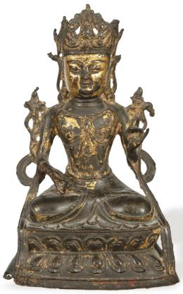 Lote 1346: Buda Avalokitesvara o Buda de la Compasión en bronce con restos de pan de oro, China Dinastía Qing (1368 y 1644).