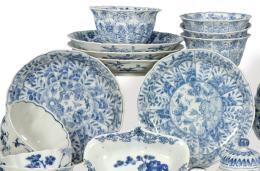 Lote 1349: Cuatro cuencos y cinco platos a juego de porcelana de Compañía de Indias azul y blanco Dinastía Qing, posiblemente época de Kangxi (1668-1722)
