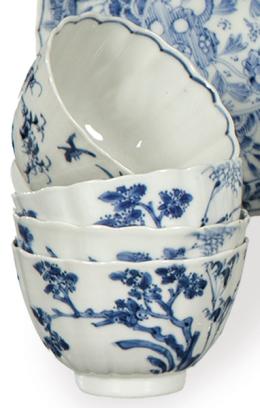 Lote 1350: Cuatro cuencos de porcelana de Compañía de Indias azul y blanco Dinastía Qing S. XVIII