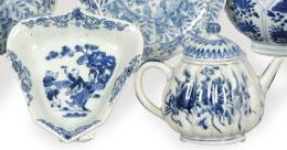 Lote 1351: Tetera y pequeño recipiento poligonal en porcelana de Compañía de Indias azul y blanco, Dinastía Qing S. XVIII