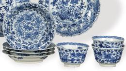 Lote 1354: Tres cuancos y cuatro platos a juego de porcelana de Compañía de Indias azul y blanco, Dinastía Qing, época de Kangxi (1768-1722)=