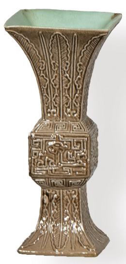 Lote 1355: Pequeño vaso tipo zun en porcelana china con vidriado café au lait e interior y base en turquesa, Dinastía Qing S. XIX