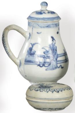 Lote 1356: Pequeña caja y jarra con tapa  de porcelana de Compañía de Indias azul y blanco, Dinastía Qing S. XVIII