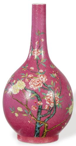 Lote 1366
Jarrón de cuello largo de porcelana china, con esmaltes de la Familia Rosa, fondo en rosa esgrafiado, época República (1912-1949).